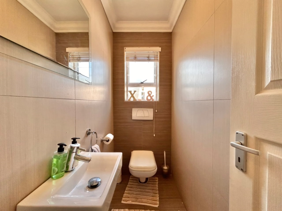 To Let 4 Bedroom Property for Rent in Plumstead Western Cape